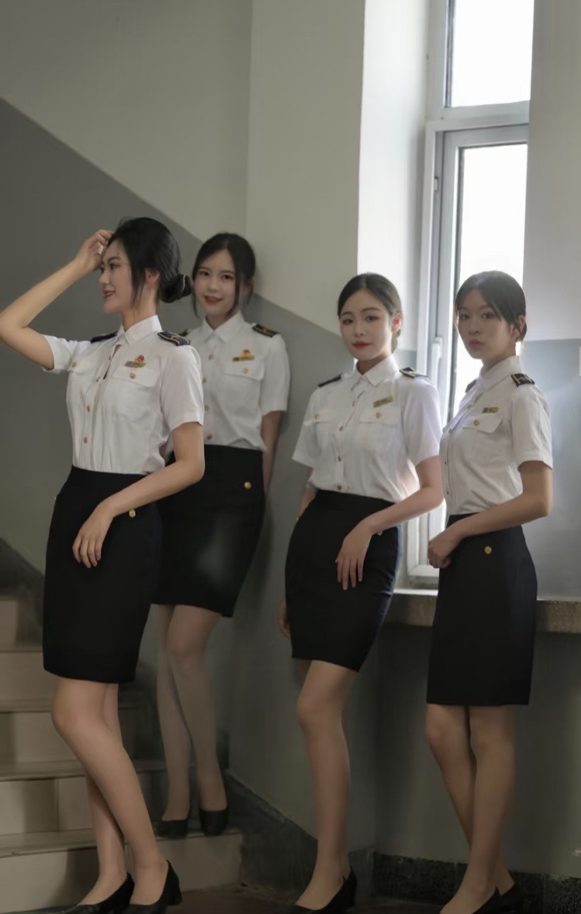 民航大学，准空姐，下班啦，等待有缘人。​​​