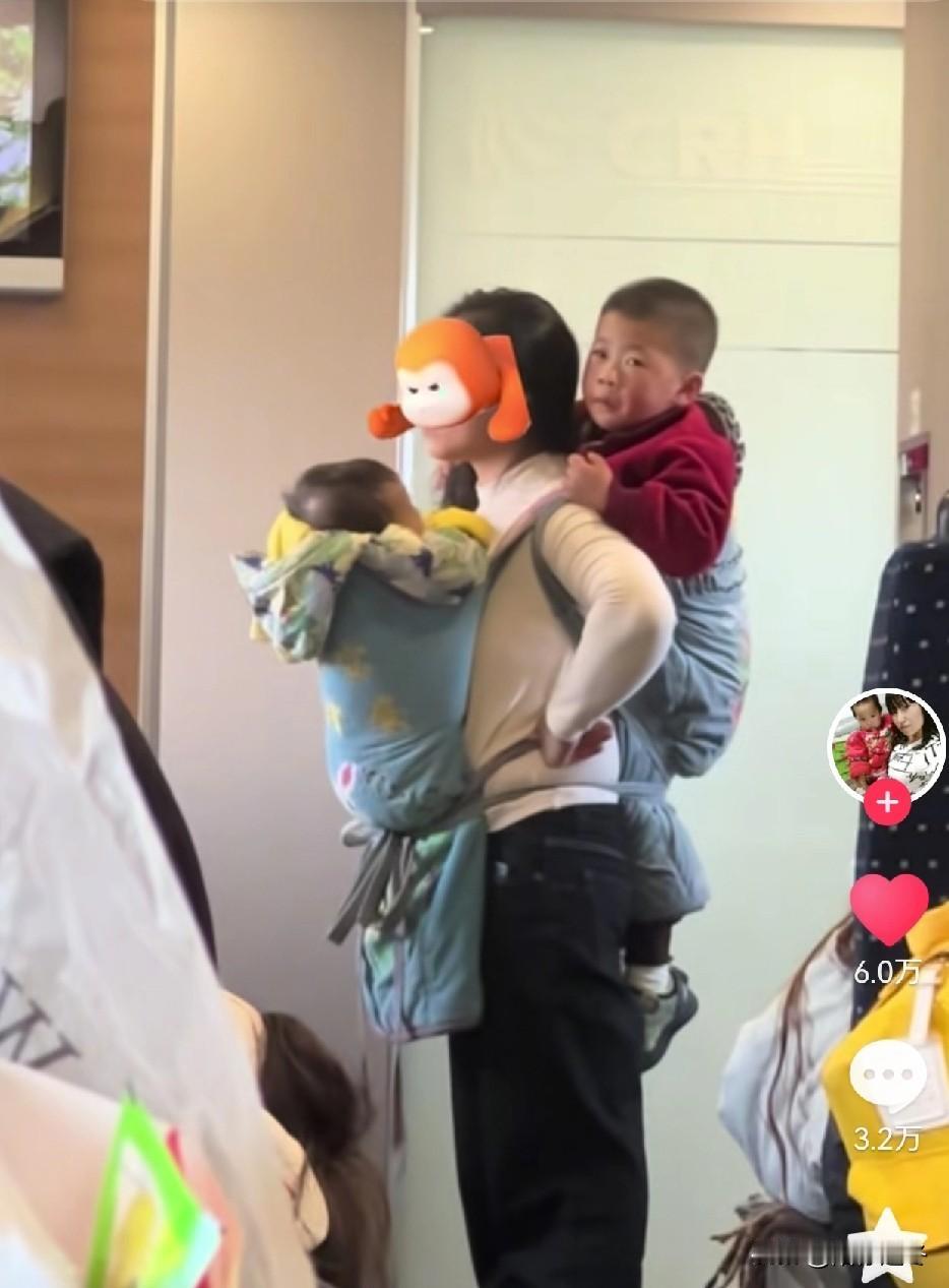 高铁上看到让人动容的一幕！明明自己过得很难，也见不得别人过得苦呀！女子本弱为母