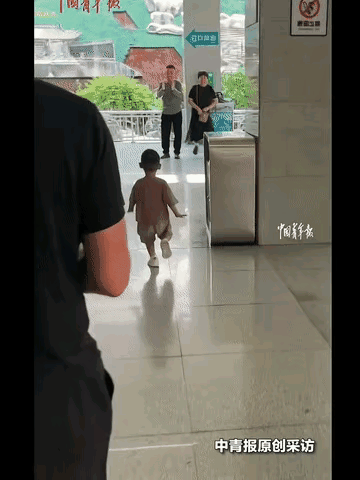 看哭了！浙江，女子和丈夫离婚4个多月后，公公婆婆为见孙子一面，从山东坐6小时高铁