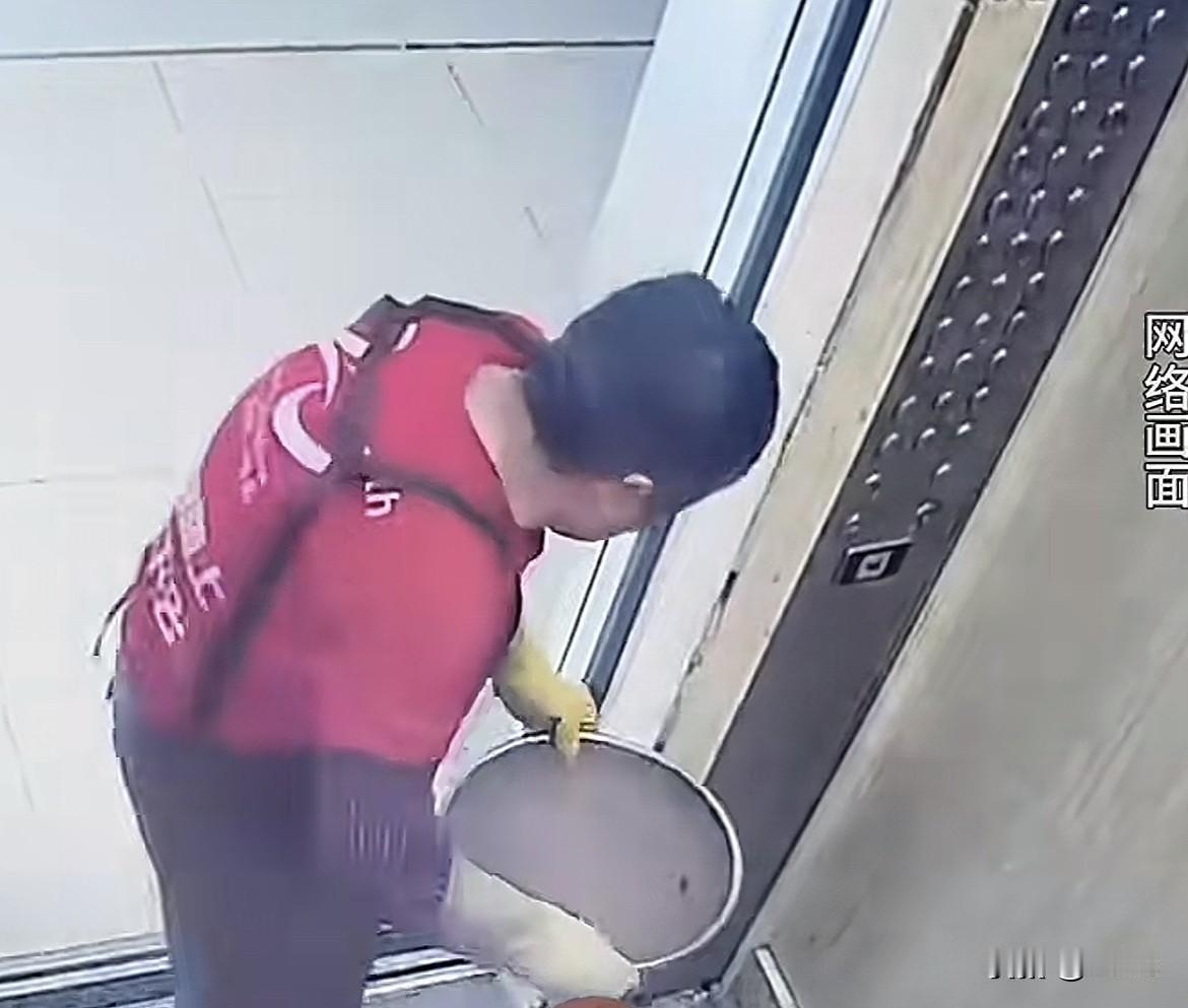 坏人绞尽脑汁不如损人灵机一动，这句话的含金量还在上升！安徽某小区一老太竟然从