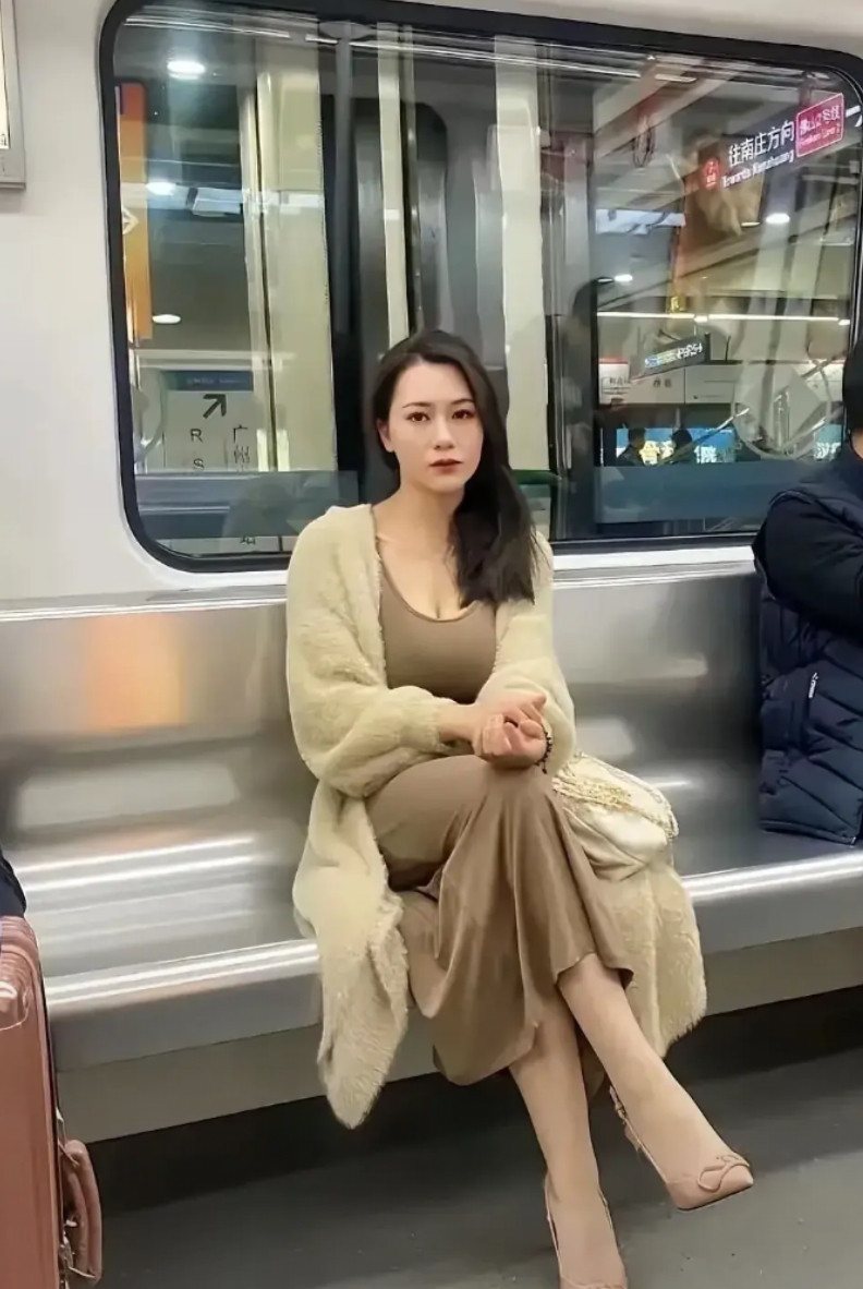 对视三站，这眼神普通人难招架