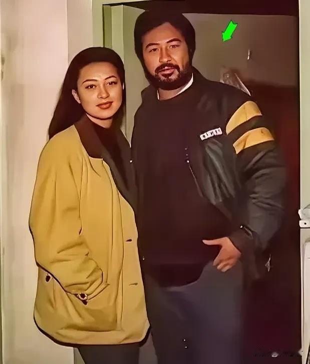 张纪中年轻时的照片最近被翻出来了。那时候他和前妻樊馨蔓在一起，模样和现在差别挺大
