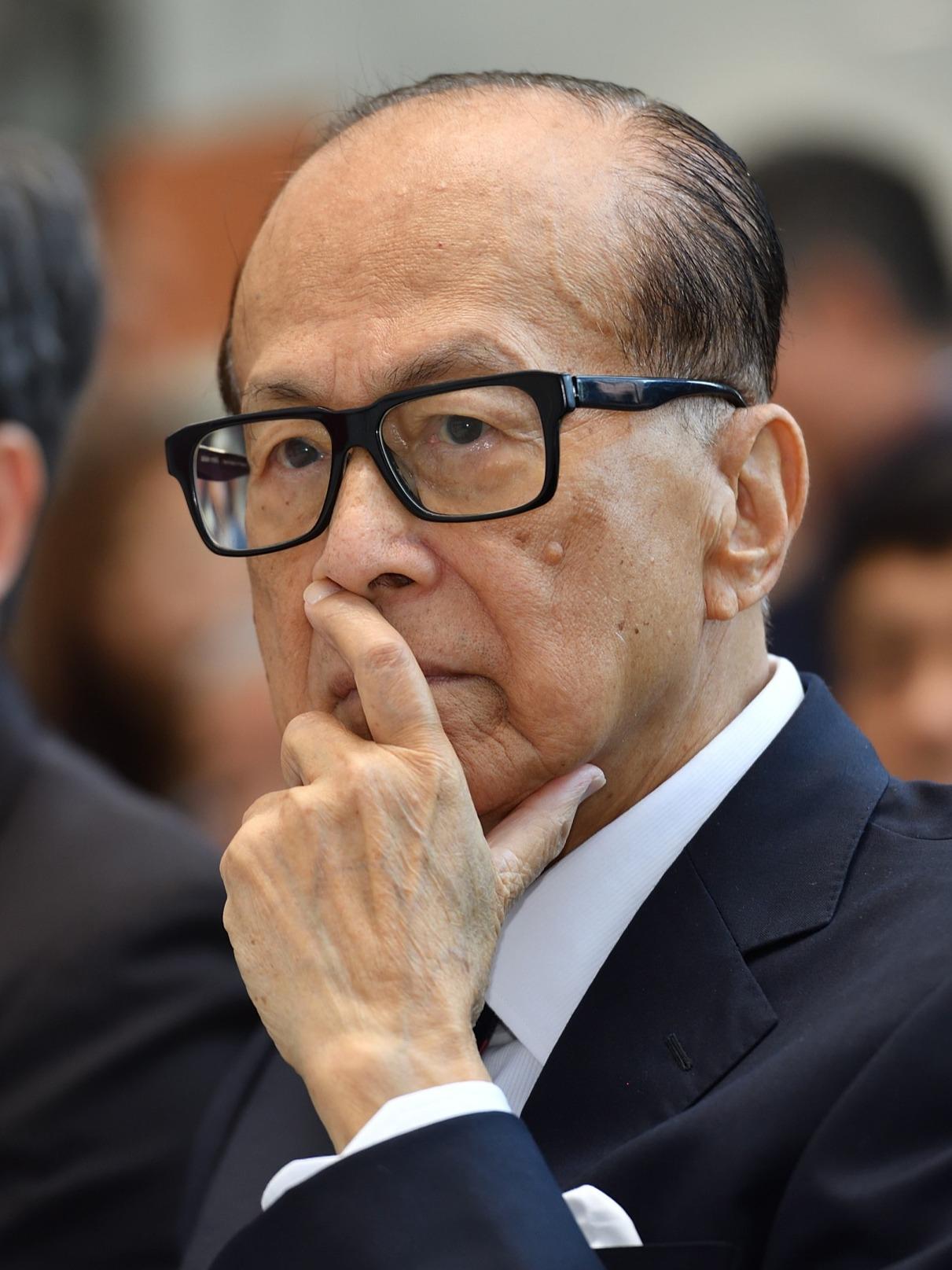 1100亿港元到手！李嘉诚清仓英国电网，看懂了他的风险预判。李嘉诚这波操作简