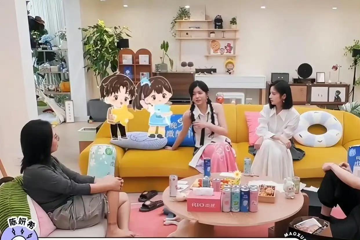 陈妍希频繁贴贴林心如，是想借对方资源翻红？网友：姐妹情还是人脉局？最近陈妍