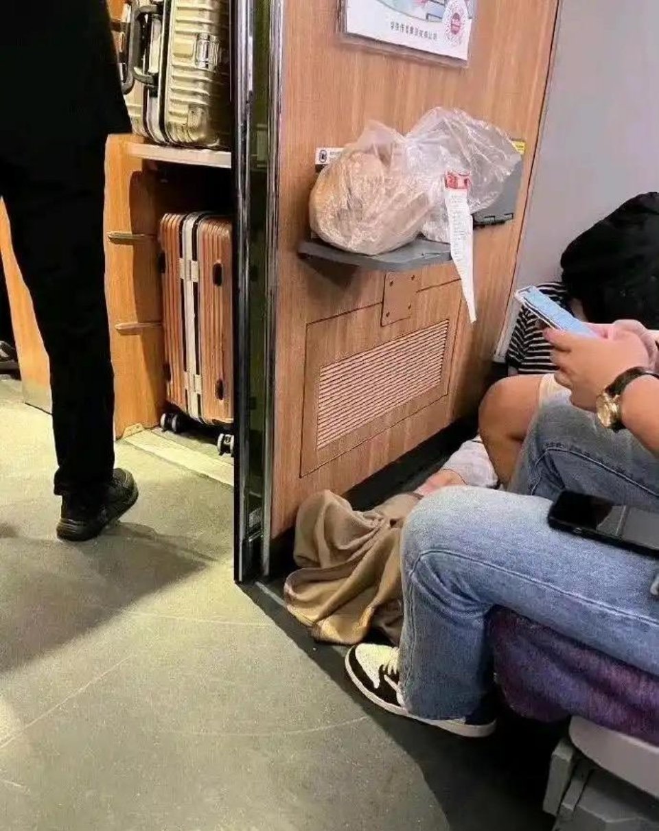 高铁上遇到的一幕，这是啥情况呀？？吓死宝宝了