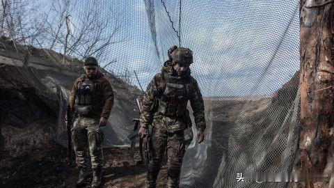 在胡里亚波勒附近，俄军身穿便服伪装成平民，试图渗透乌军后方在扎波罗热，胡里