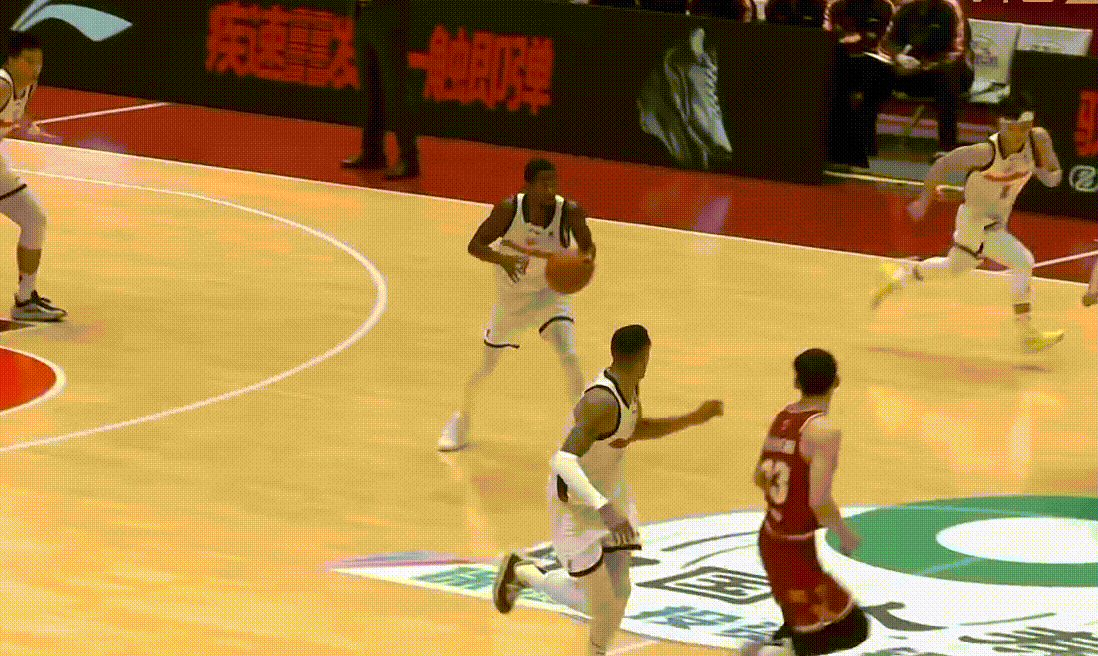 中国篮协发布判罚解析，其中广东对阵浙江这个回合里，错判了萨姆纳进攻犯规，以及漏判