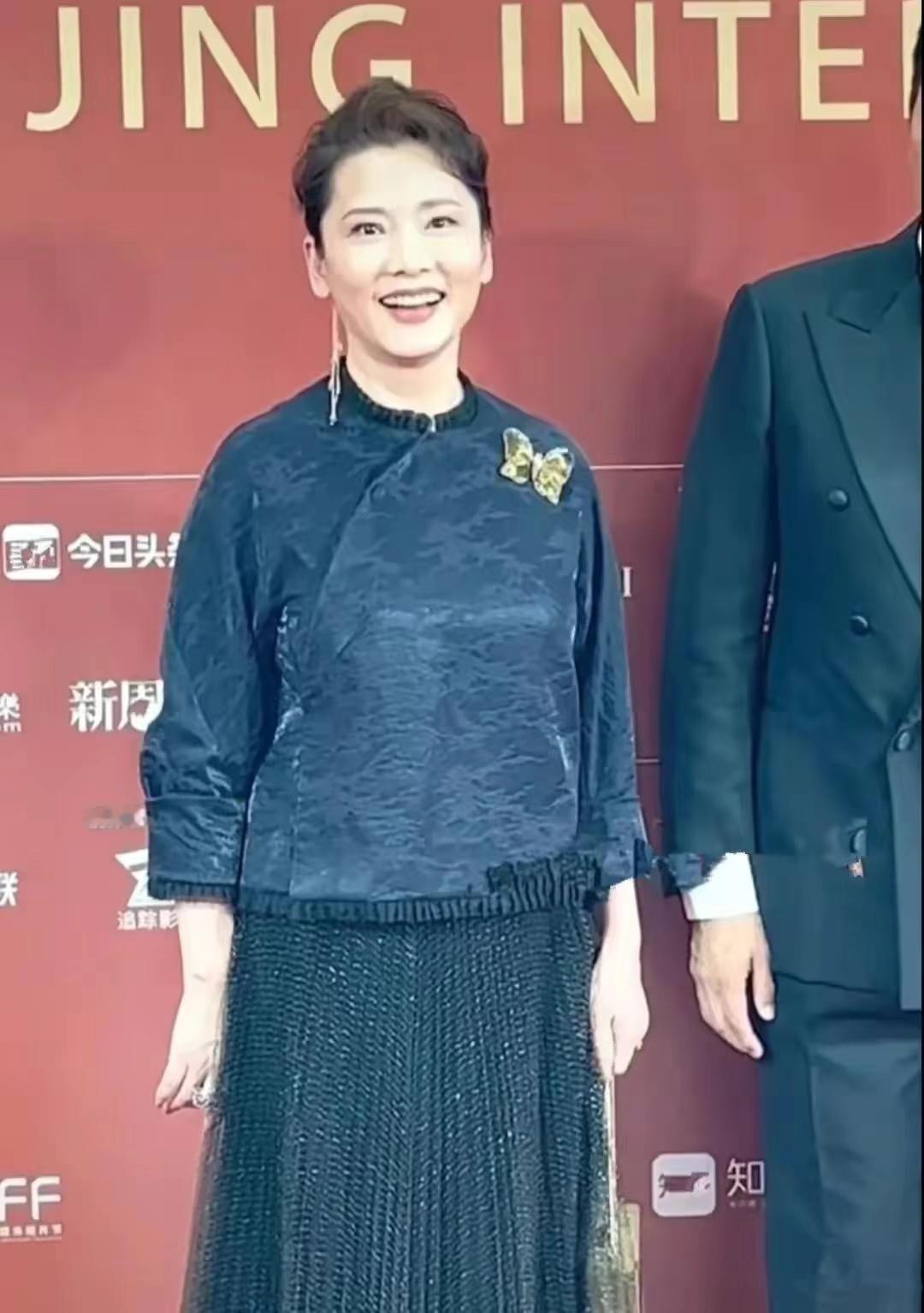 戳心一幕！宁波照相馆门外，5岁的小女孩穿着新衣，母亲骗她去拍照。她穿上最漂亮的衣