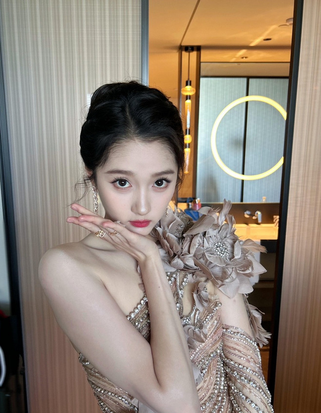 关晓彤恐怕也没料到，鹿晗的亮相让自己突然被冠上"渣女"名号。鹿晗暴瘦、情绪低
