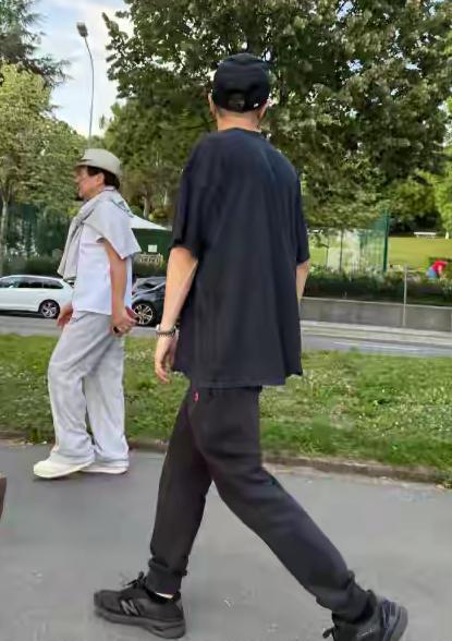 昨天（8月6日），有网友在瑞士日内瓦湖偶遇71岁的成龙和42岁的儿子房祖名同框。