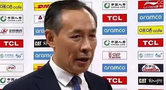 彻底忍不住了！北京33分惨败广厦之夜，赛后许指导暗怒批某球员心态不端正。CBA