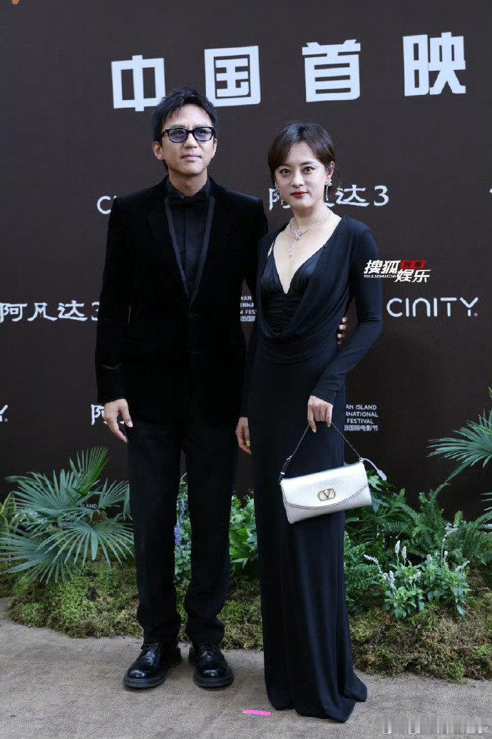 邓超孙俪一起走红毯邓超孙俪走红毯也太甜了吧！超哥偷亲娘娘的样子，满屏都是恩爱气息