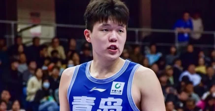 青岛男篮俱乐部总经理张北海接受媒体人专访时谈到了杨瀚森，他表示：“杨瀚森的A类合
