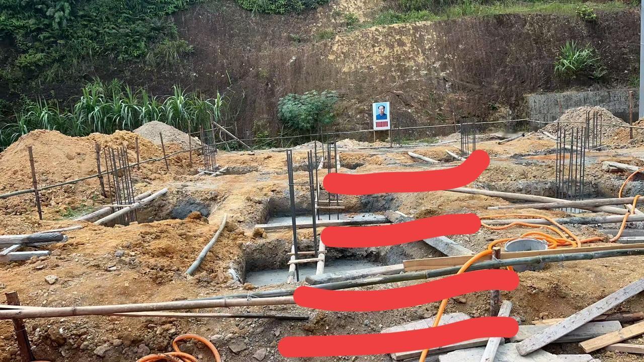 你们大家那里建房，都有挂伟人图像的吗？我们那里不单建房破土动工挂，新居进宅