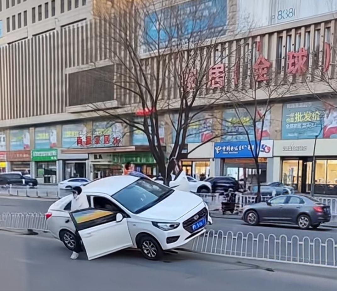 鄂尔多斯街头这一幕太魔幻！白车骑护栏，副驾女甩手就走，网友笑喷：这技术怎么练的？