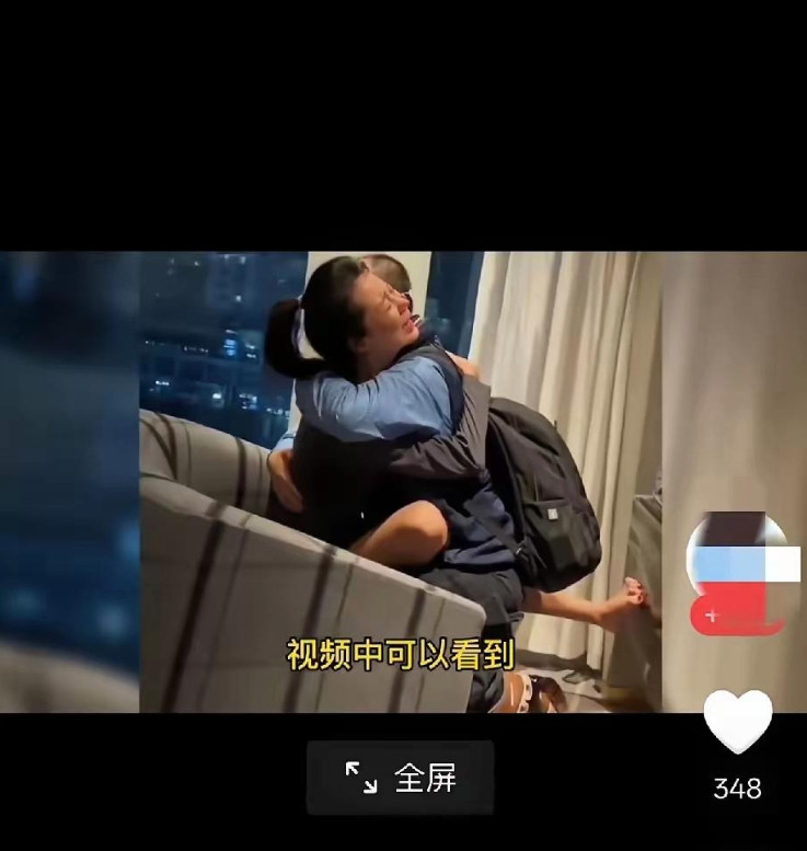 据说这个男的是这个女的榜一大哥，给这个女网红，三年刷了500万，两人第一次奔现抱