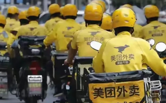 送外卖救急还是养老？千万骑手卡在社保中间最近在小区门口总能看到外卖骑手，他们