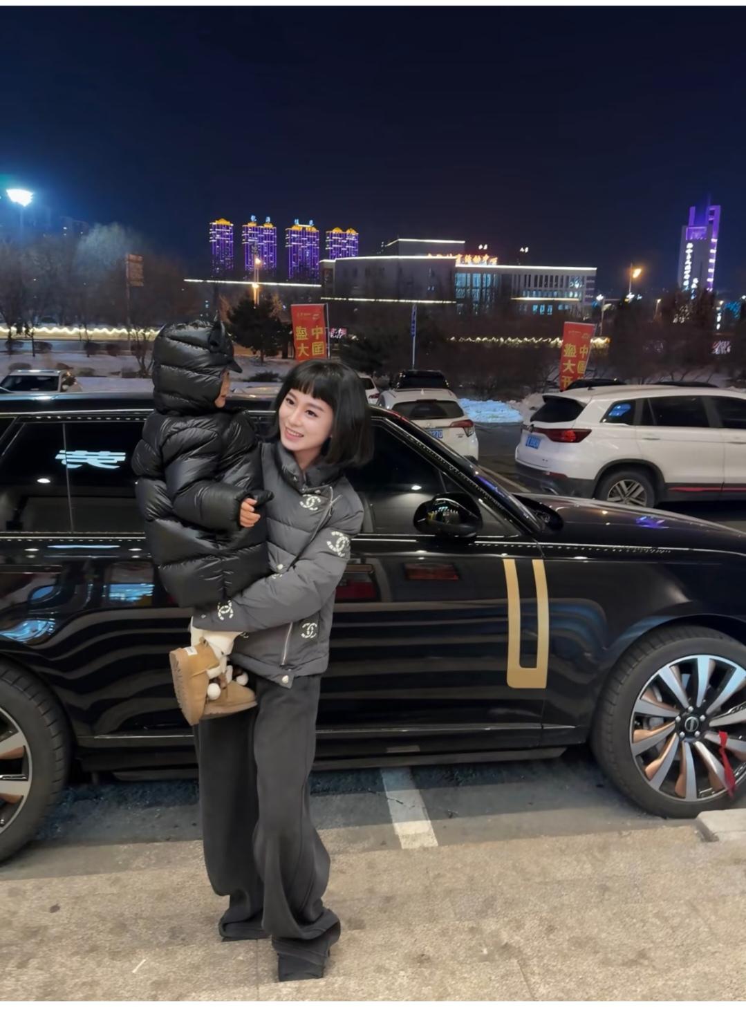 好想把裤子给她卷起来。