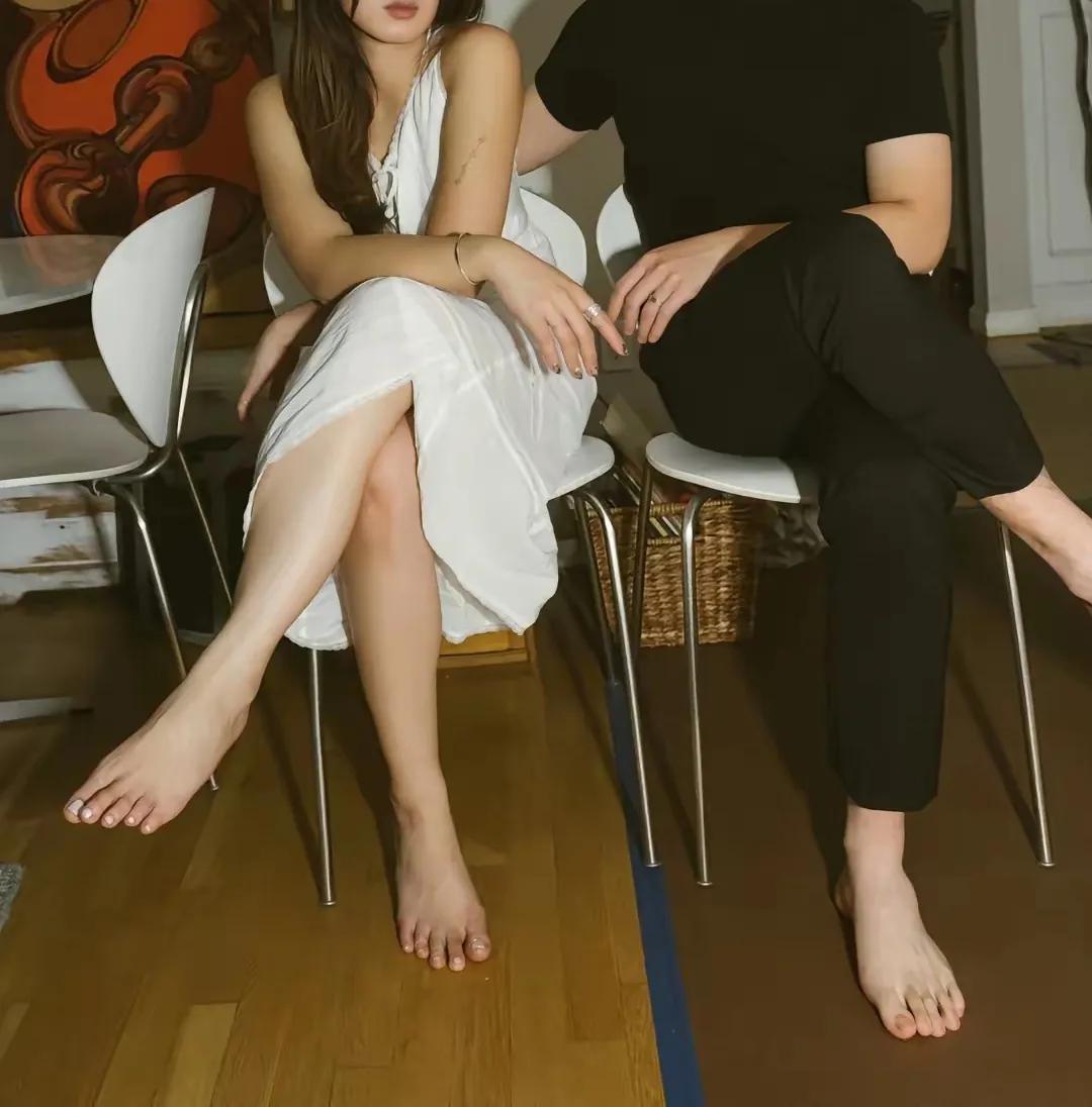 在家里地板上穿不穿袜子，还挺有讲究。有人担心光脚留脚气菌，其实只要没脚气，光脚也