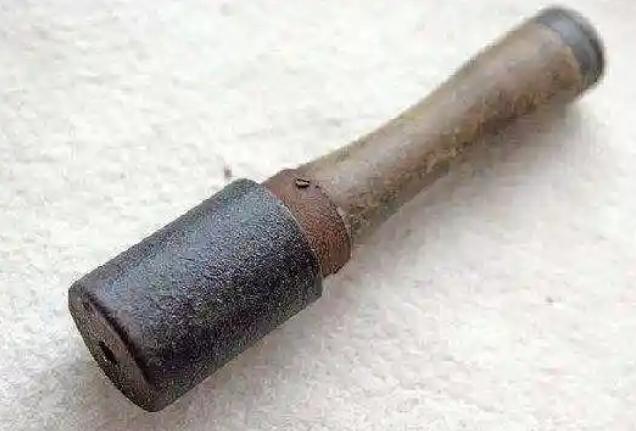 木柄手榴弹为什么被淘汰？其实很简单，因为这种手榴弹，其实根本不好用，当初之所