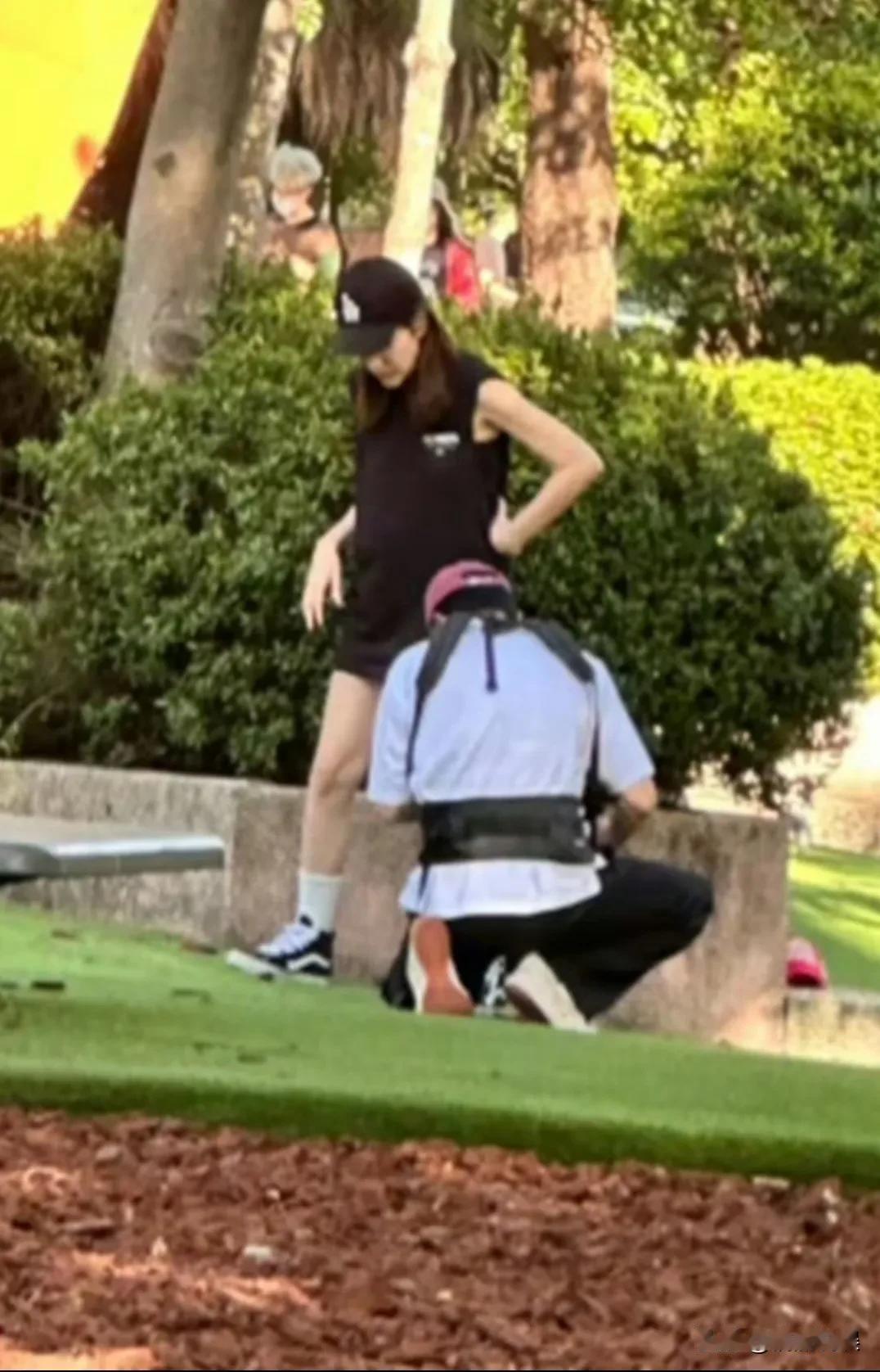许玮宁和邱泽两口子在公园溜娃，邱泽化身超级奶爸，行动力满满的！许玮宁穿着黑色短