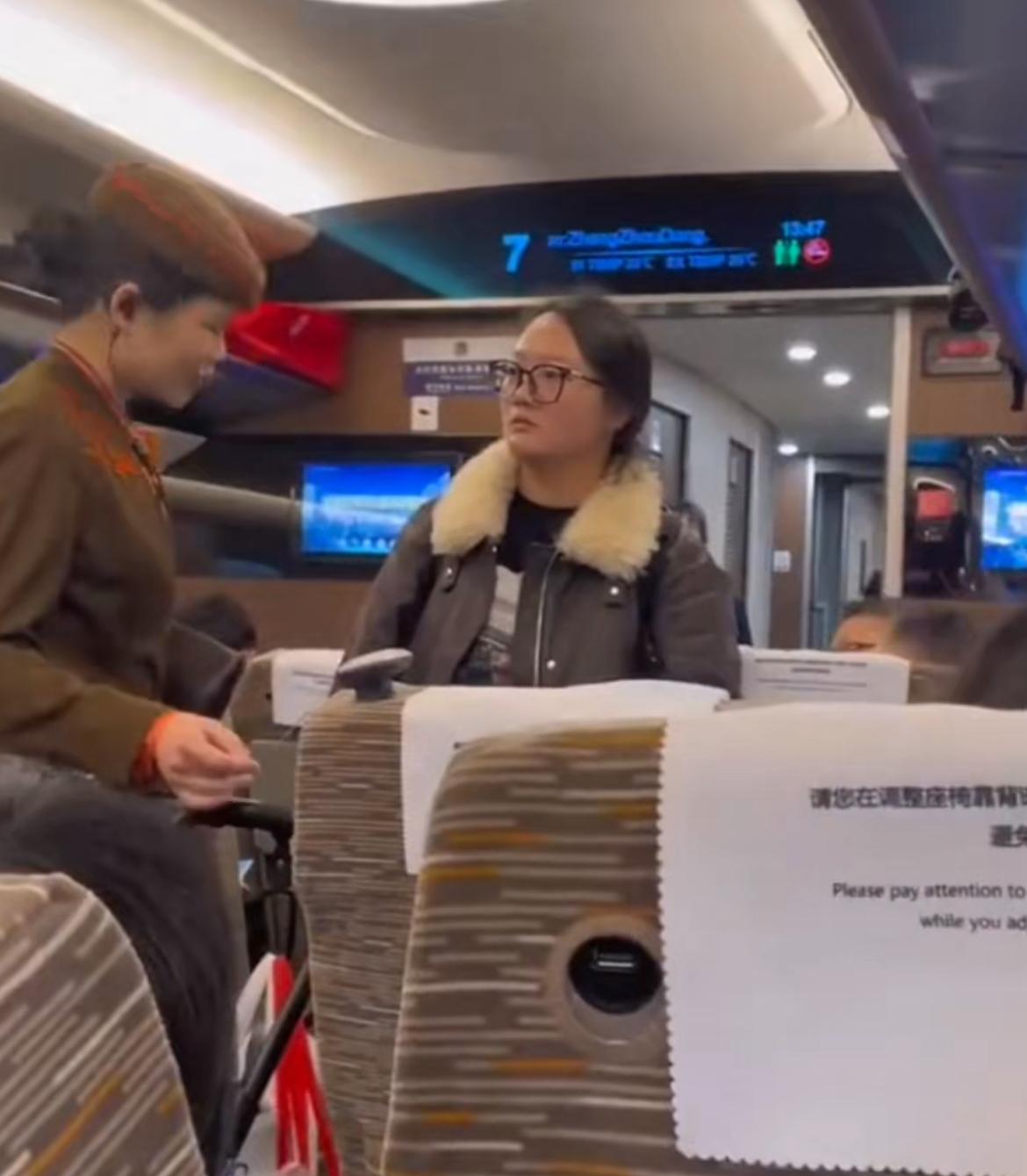 武汉往北京高铁上一女子推着婴儿车堵了一车人，乘务员劝说让道无果，女子直接扬长而去