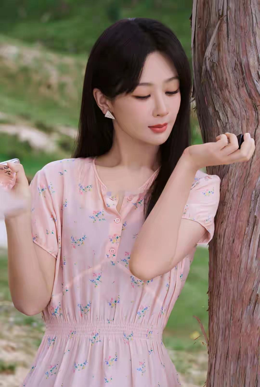 杨紫把粉色还有点透的碎花裙穿出了清纯小姑娘的感觉​​​