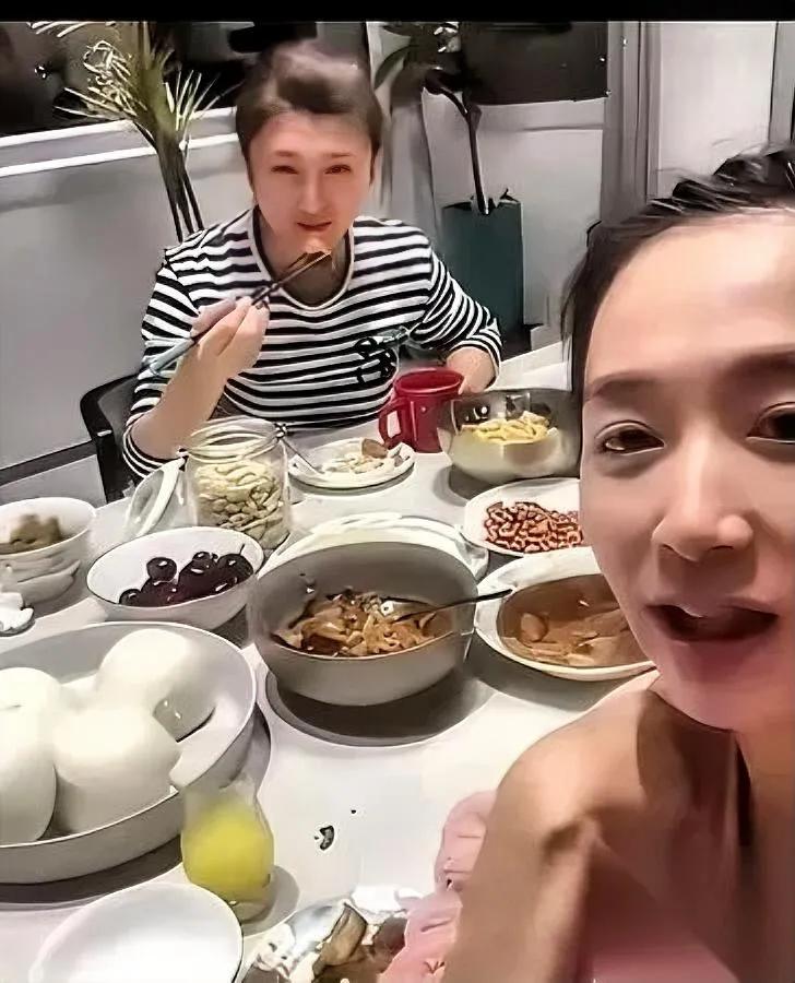 王芳胆子真不小！晒闫学晶三亚同框？这时候敢碰敏感人物？眼瞅着娱乐圈风向收