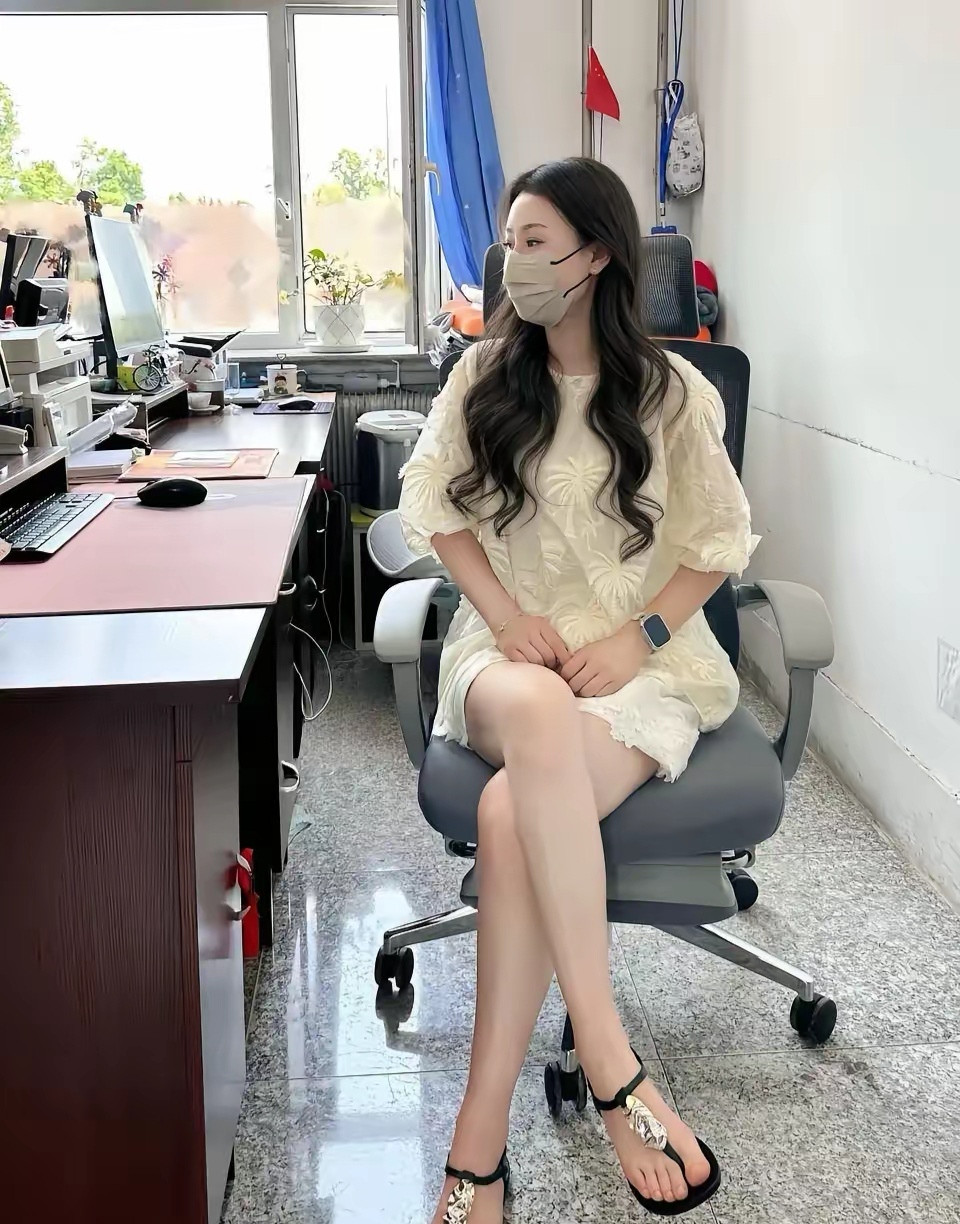 做为小学老师，穿哪一套适合？