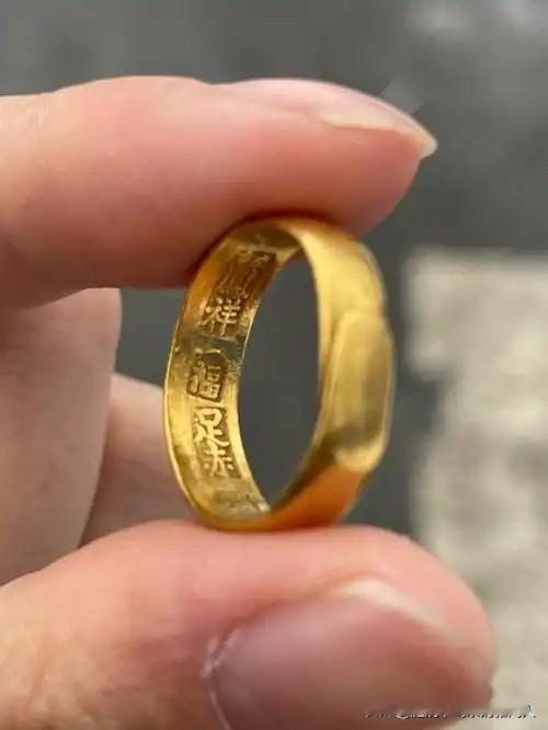 真的是挺郁闷的！很多年前，我妈就把我姥姥留给她的一枚999纯金戒指给了我，我一