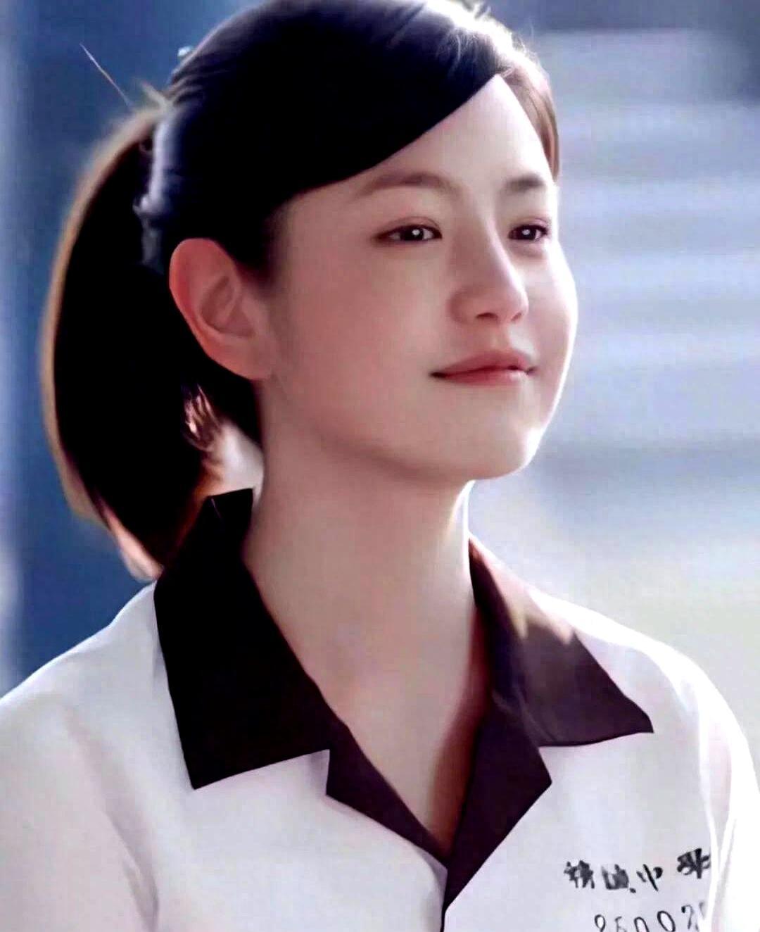 42岁的陈妍希突然真空上阵，全网刷屏的不是她的脸，而是那道深V。有人