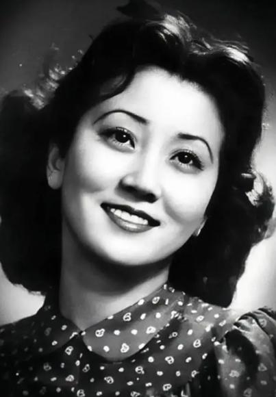 1947年，钱学森36岁仍未婚，妹妹钱学英给他介绍对象，他却说：要不你嫁给我吧！