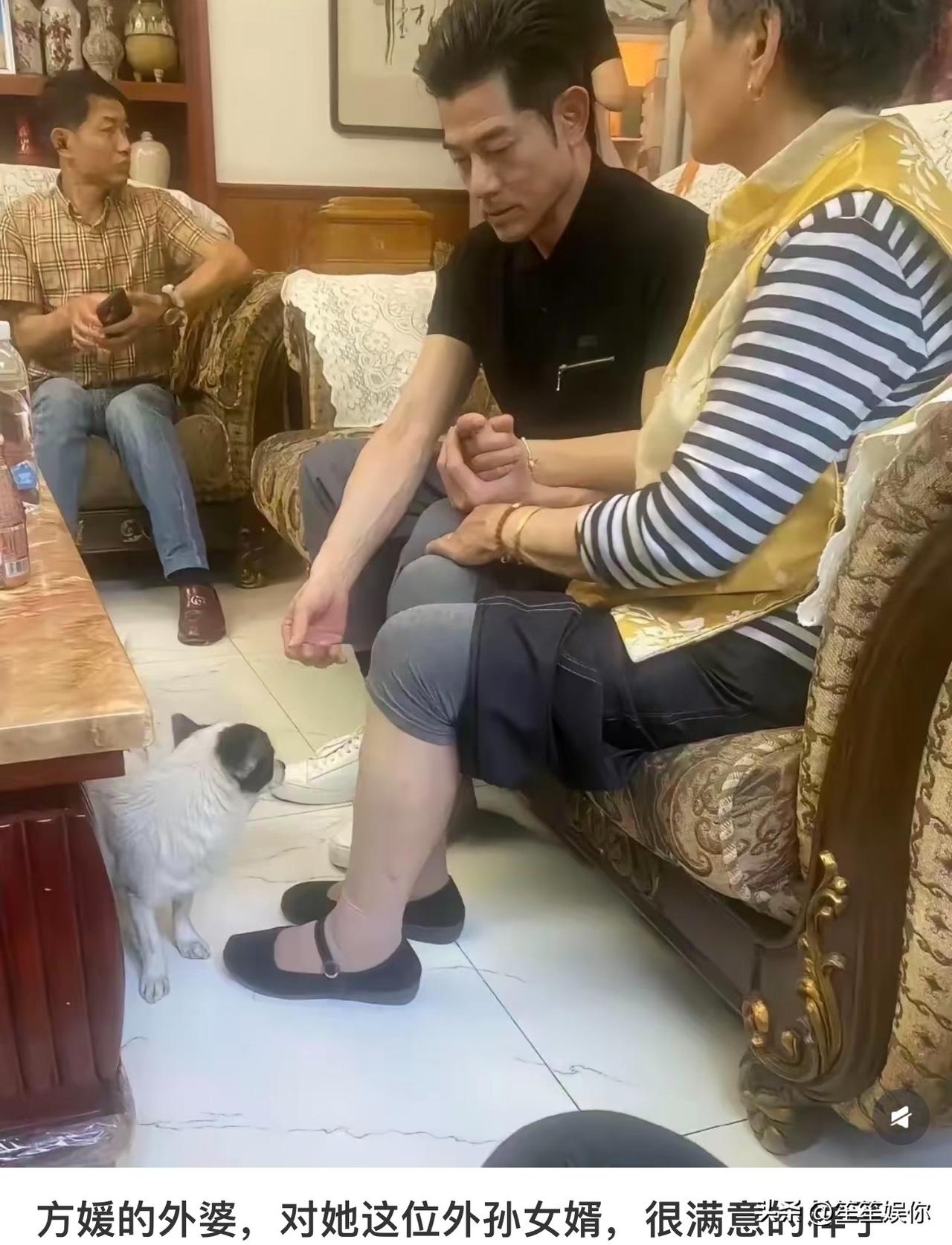 就凭郭富城握着外婆手的这个动作，已经打败了99%的外孙女婿。他没有明星架子，推掉