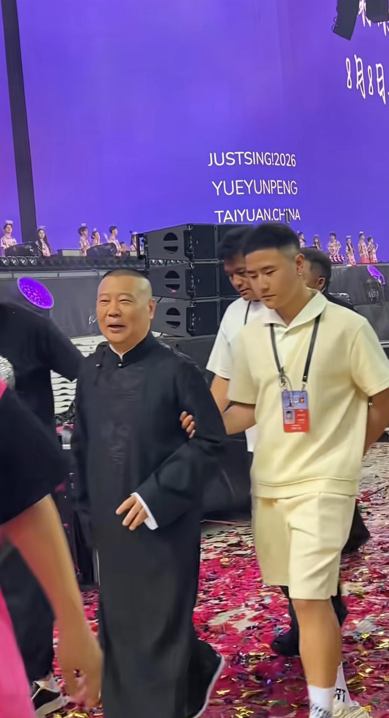 德云社商演退场现况，郭德纲走路旁边还有两个人小心搀扶，岁数更大的于谦独自行走，谁