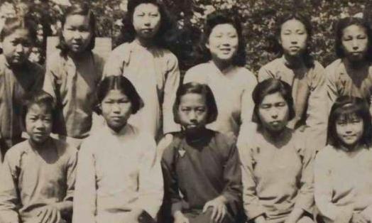 1942年，国民党在会议上突然指出蒋介石身旁有共产党，速记员听闻却停下了笔。1