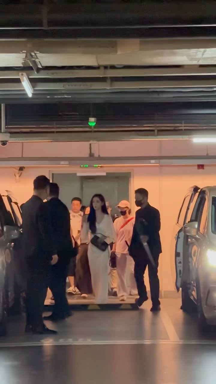 模糊的画质清晰的美貌啊啊啊！孟子义白裙黑长直造型孟子义黑长直千金感