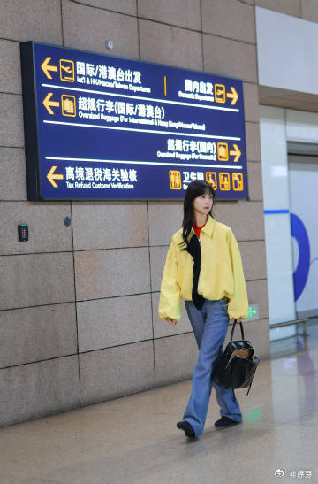 陈都灵这一站巴黎巴黎的街道，陈都灵的身影，优雅与自然完美融合，低调的奢华展现着