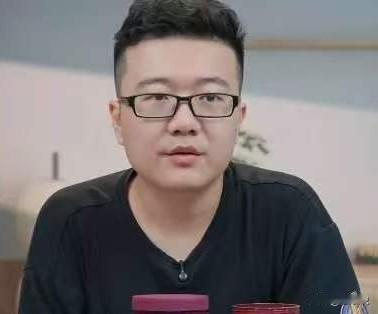 莱维在直播中提及女团1/4决赛的有趣一幕：鳗鱼还没打完，马琳就收拾好包，准备去9