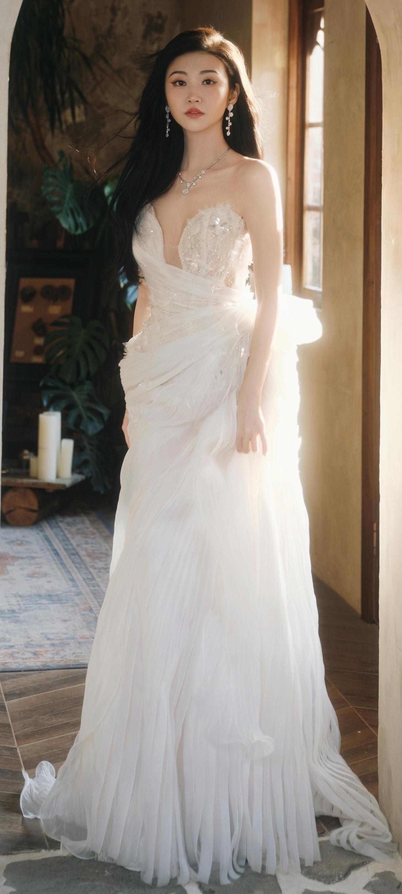 景甜这组白纱直接封神！内娱人间富贵花果然名不虚传！谁懂啊家人们！刷到景甜这组