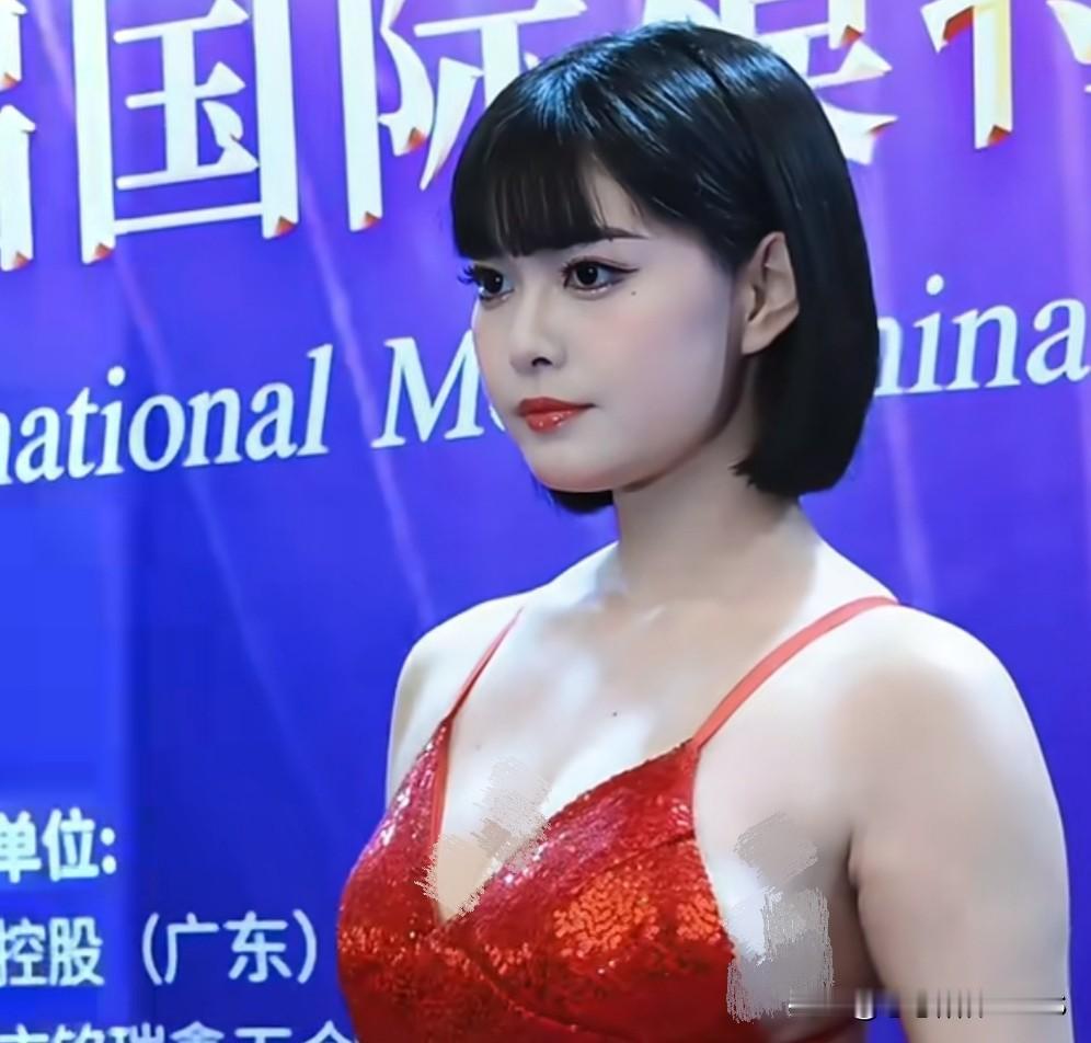 草根逆袭还得看咱们江苏姑娘！寒晓萱拿下这届国际模特大赛江苏冠军，现场互动直接