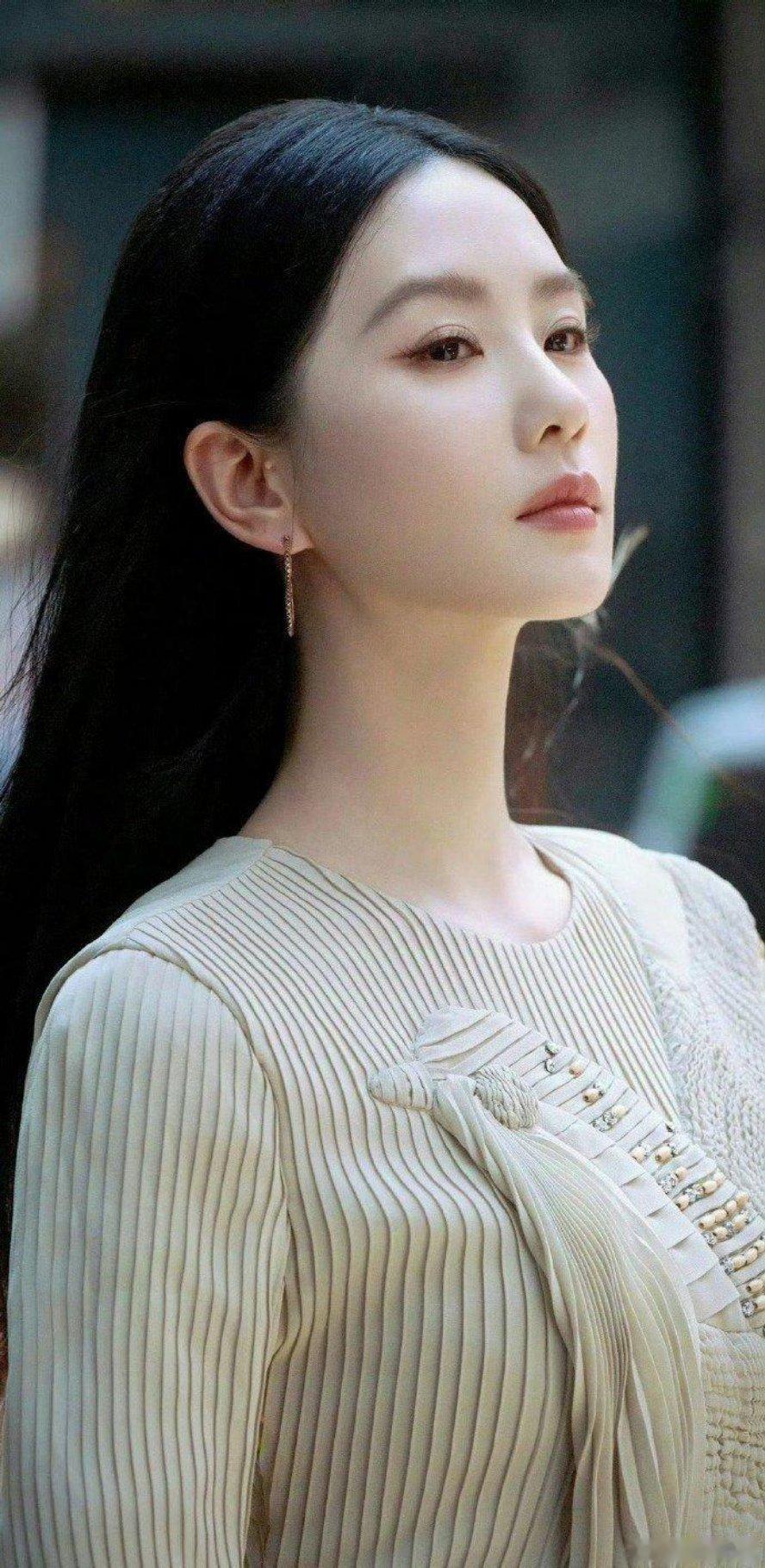 刘‎‌诗⁠诗不‏管‏⁠是长相还是体‍﻿态，都明显比刘﻿亦菲好看太多，‌‎⁠差距‌