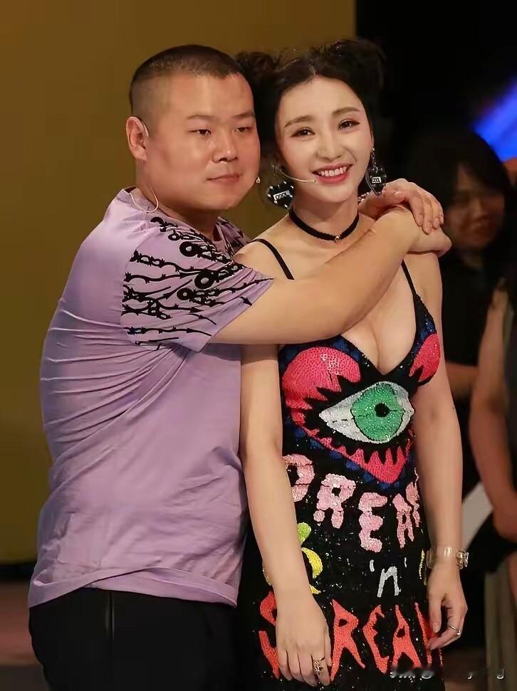 柳岩那件黑亮片裙，胸口一颗红心，出场就惊艳全场，可当年迎接她的，却是各种难听的辱骂席卷而来。就因为外