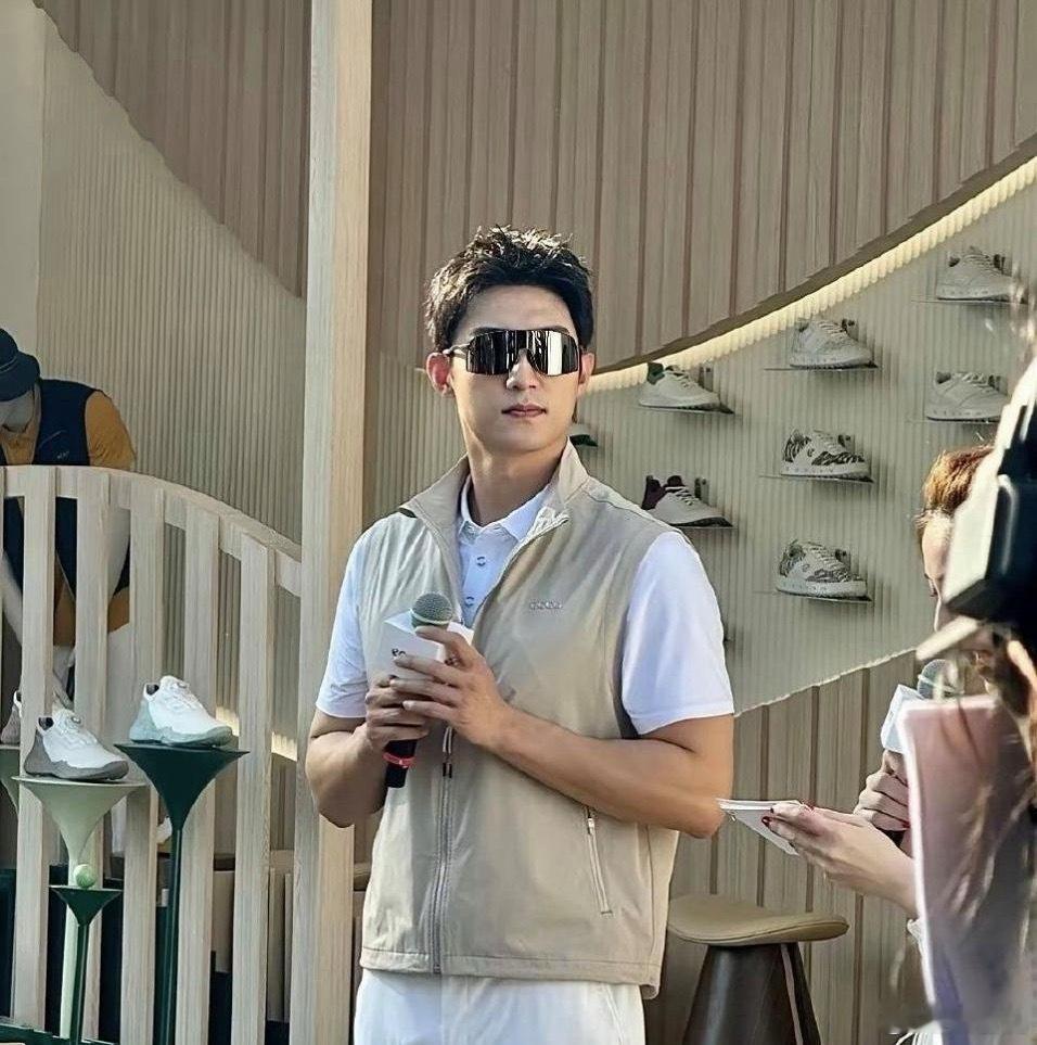 黄景瑜这裤子选得有点儿太违和了，整个人都显得无处安放的样子！