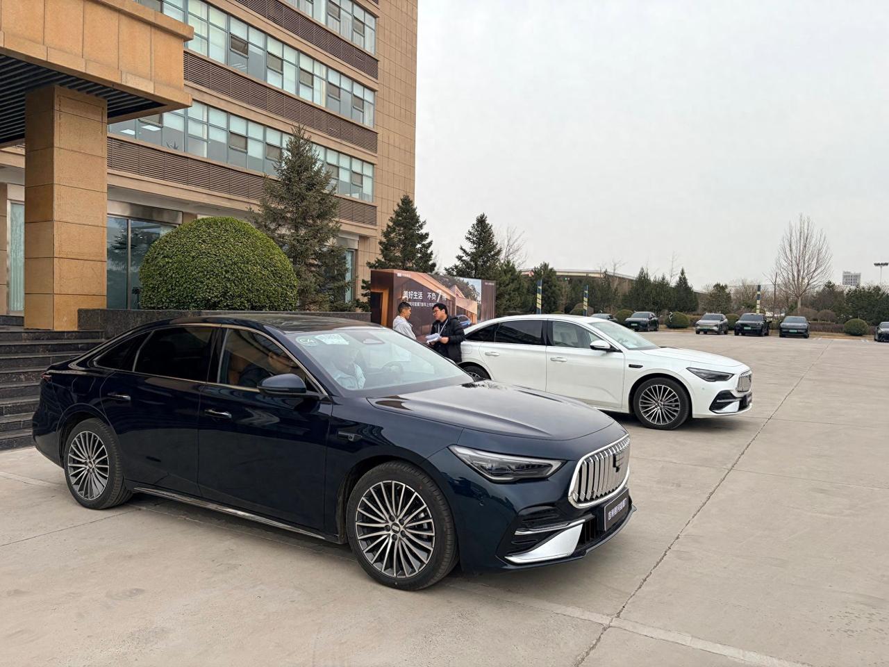 曾经的“自主一哥”吉利，这两年火力全开。这不，又一款重磅插混轿车——银河星耀7被