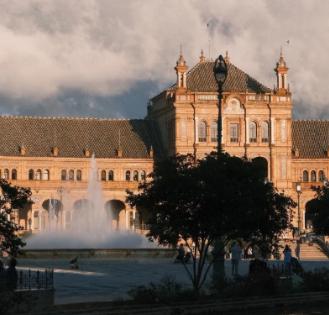 一位时政评论家说：西班牙这个国家，向来有自己的处世智慧。回顾历史，一战、二战期间