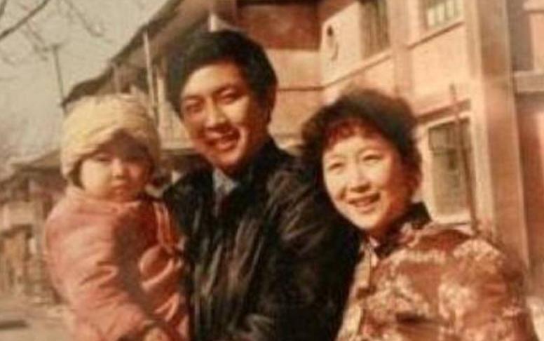 35年了，唐国强终于遭到了“反噬”，原配孙涛可以瞑目了。35年过去了，当年那个为