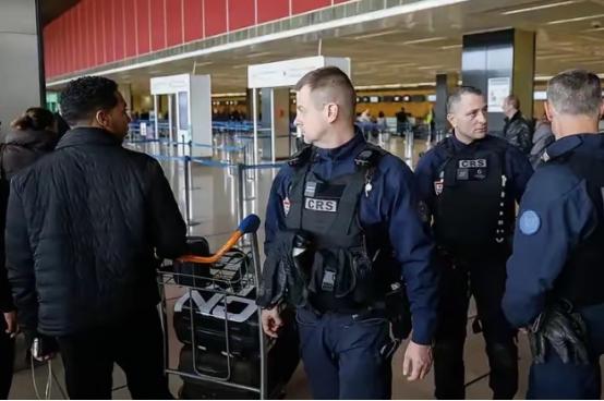 又一个"孟晚舟事件"？中国高管在法国转机被抓，美国藏了大半年的起诉书终于曝光！