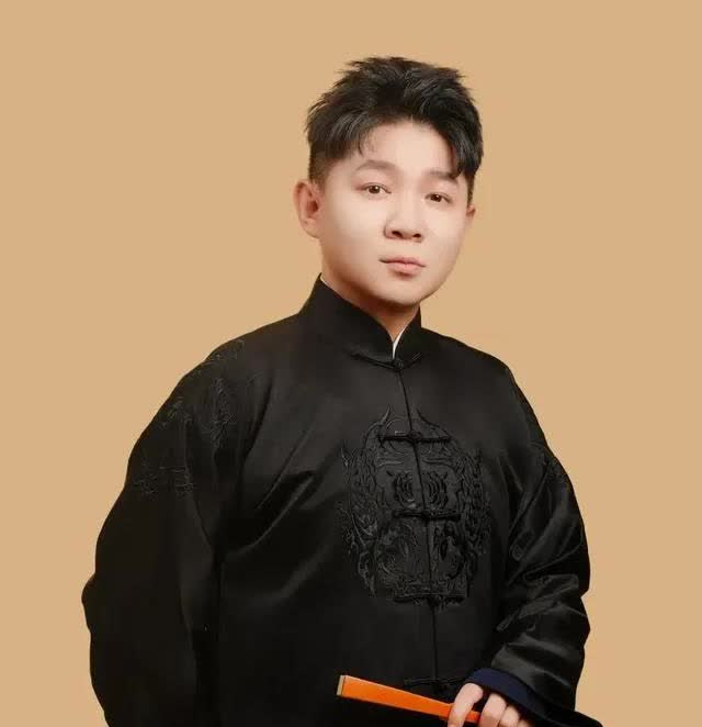 相声新势力卢鑫大概其是个非常单纯的人！单纯到认为世界上都是好人，所以经不住诱