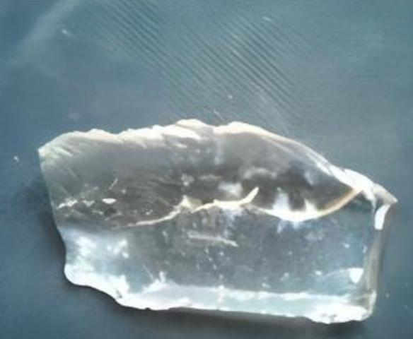 1930年，新疆一位牧民在放羊时，发现羊群突然避开了一片草地。他走近一看，草地上