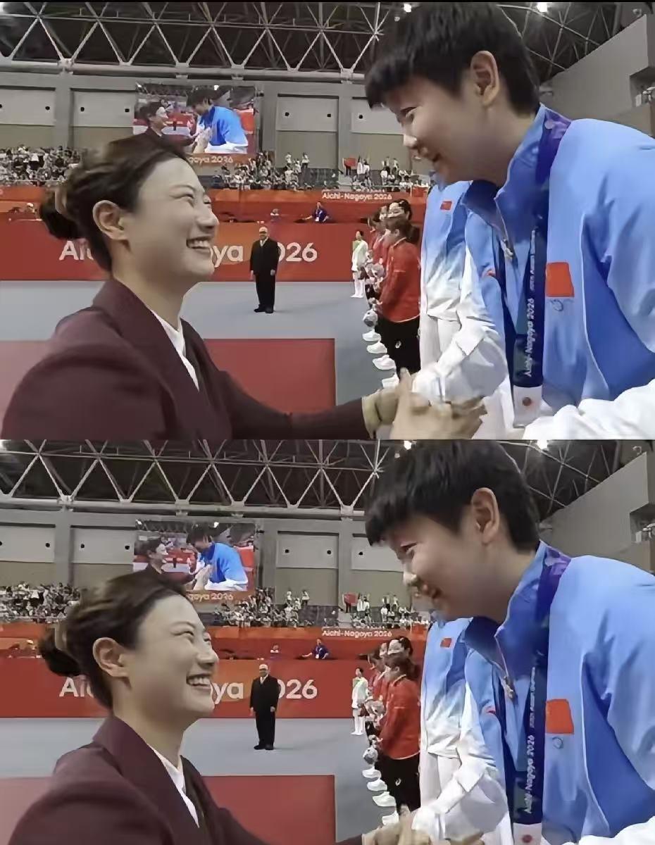 太感人了！原来为国乒颁奖的是丁宁，她和孙颖莎握手的时候，两人都笑得好开心呀！镜头